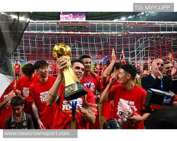 上海海港喜获三连冠更衣室庆祝合影传递冠军荣耀